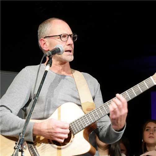 49 junge Autoren bei einer Lesung 