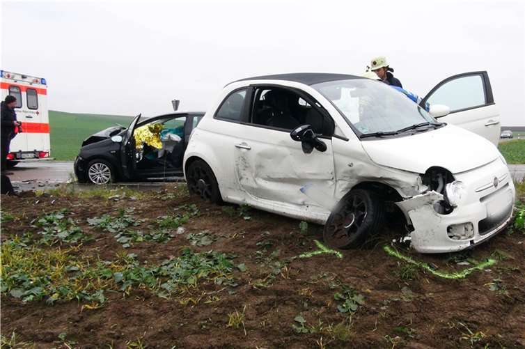 Frontal in Beifahrerseite gekracht: 22-Jährige lebensgefährlich verletzt 