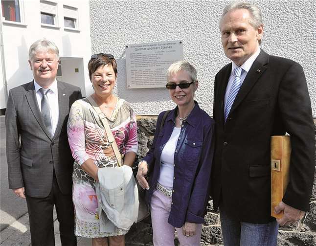 Ehrende Gedenktafel für Spitzenathleten wurde an ihrem Elternhaus enthüllt 