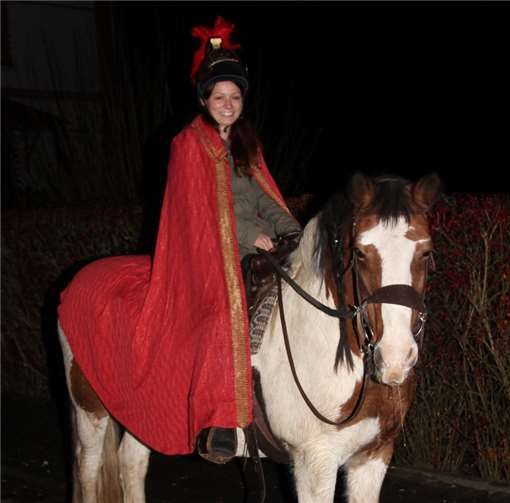 Umzug durch geschmückte Straßen