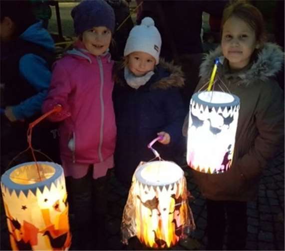 Selbstgebastelte Laternen und leckere Weckmänner 