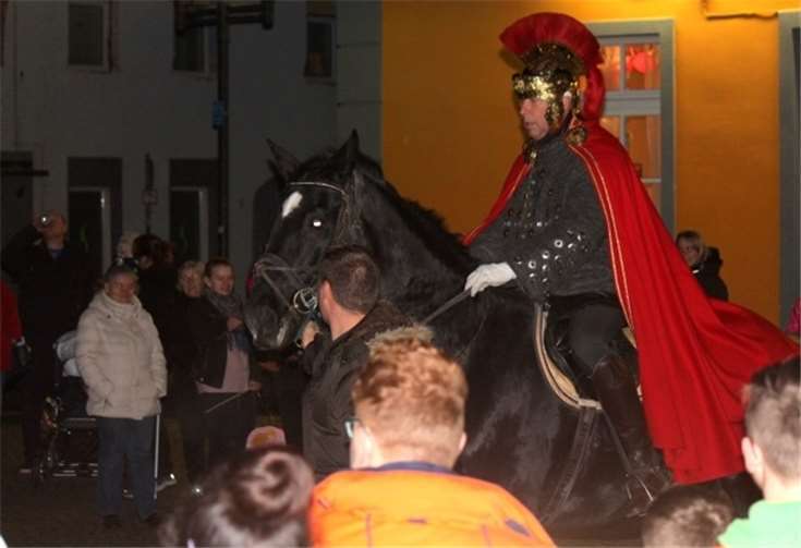 Selbstgebastelte Laternen und leckere Weckmänner 