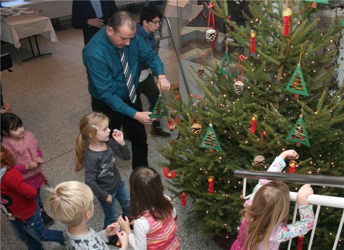 Weihnachtliches Flair im Foyer des Rathauses 