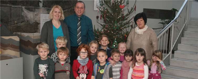 Weihnachtliches Flair im Foyer des Rathauses 