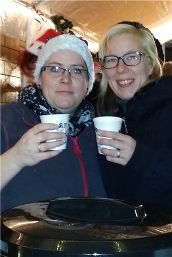 Mit roten Nasen am Bratwurststand 