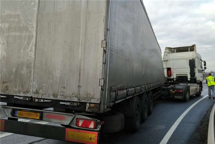 Auflieger wirft Lkw aus der Bahn 