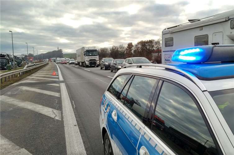 Auflieger wirft Lkw aus der Bahn 