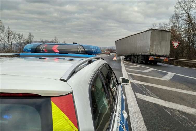 Auflieger wirft Lkw aus der Bahn 