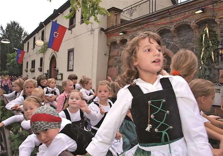 Schöne und gesellige Stunden am Weinhex Brunnen