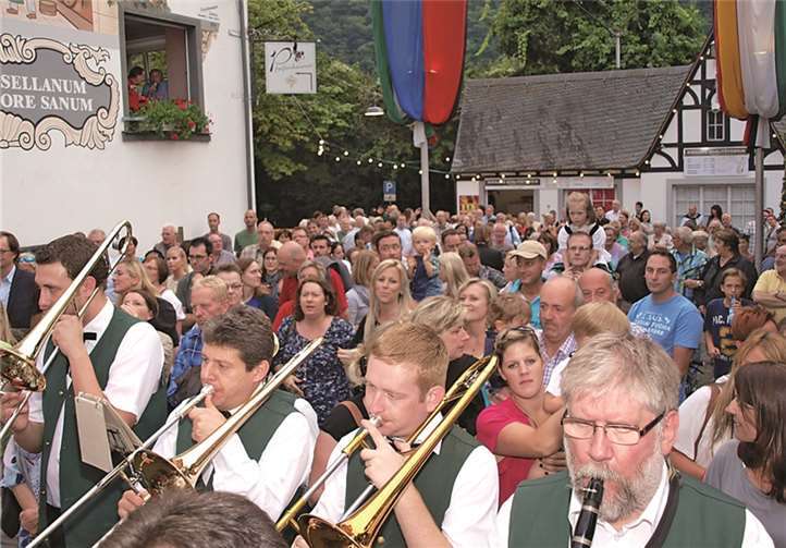 Schöne und gesellige Stunden am Weinhex Brunnen 