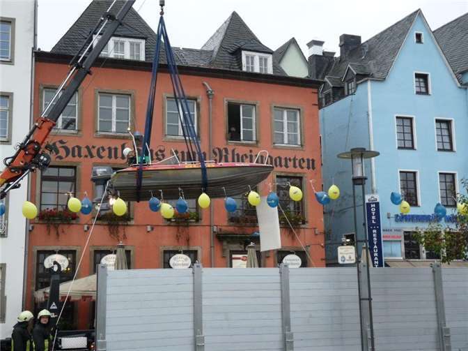 Spektakuläre Bootshebung in Köln 
