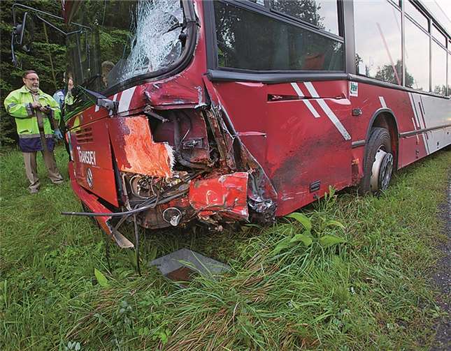 PKW mit Bus kollidiert