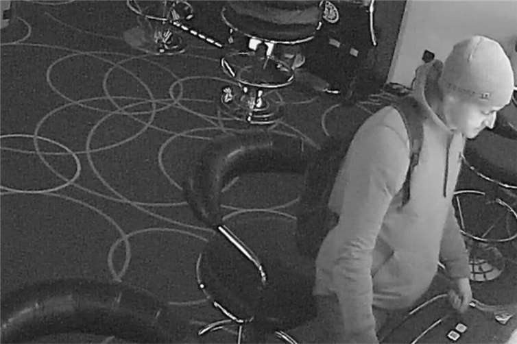 Angestellte mit Waffe bedroht: Fahndung nach Räuber 