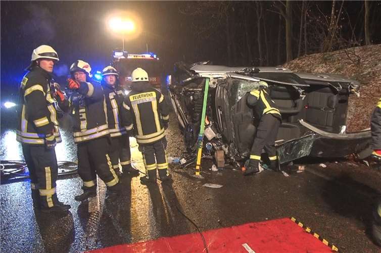 Fahrer bei Frontalkollision in Autowracks eingeklemmt 