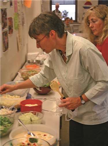 Die ganze Gemeinde an einem Tisch 