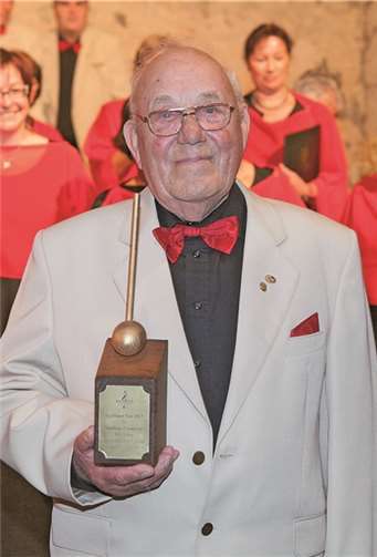 Ehrenvorsitzender Cremerius wurde mit dem Goldenen Ton ausgezeichnet 