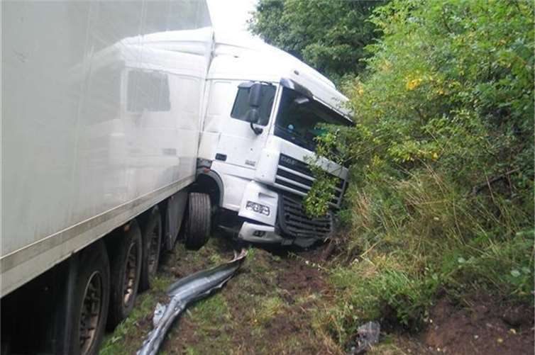LKW reißt Leitplanke auf 