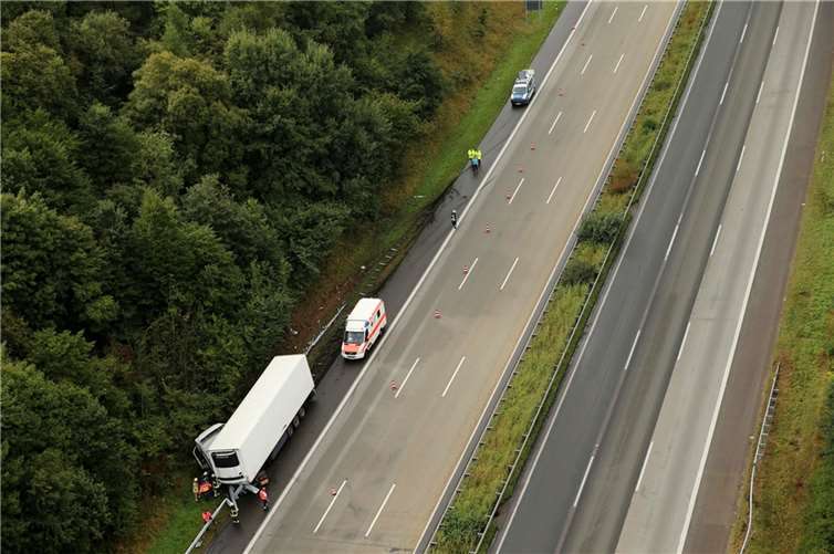 LKW reißt Leitplanke auf 