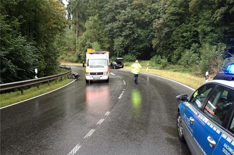 Motorradfahrer rutscht in Gegenverkehr