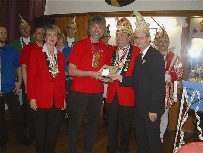 Dieter Breuer für sein Engagement mit Goldener Ehrennadel ausgezeichnet 