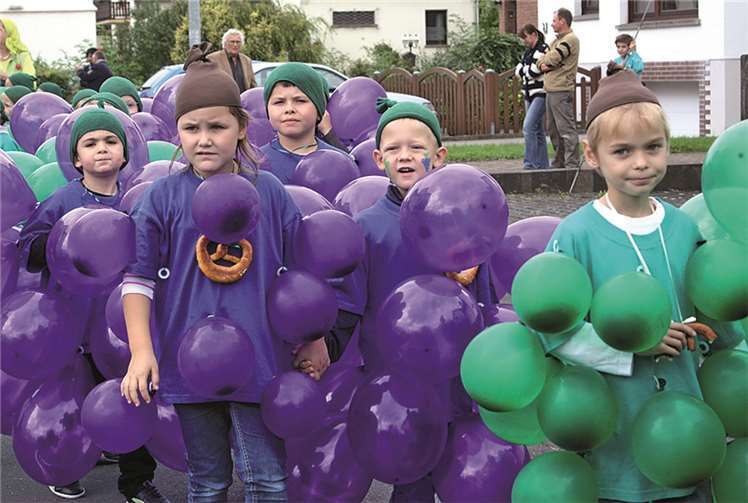 Weinkönigin Jessica I. genoss Blütenkorso in vollen Zügen 