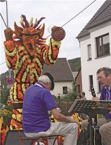 Weinkönigin Jessica I. genoss Blütenkorso in vollen Zügen 