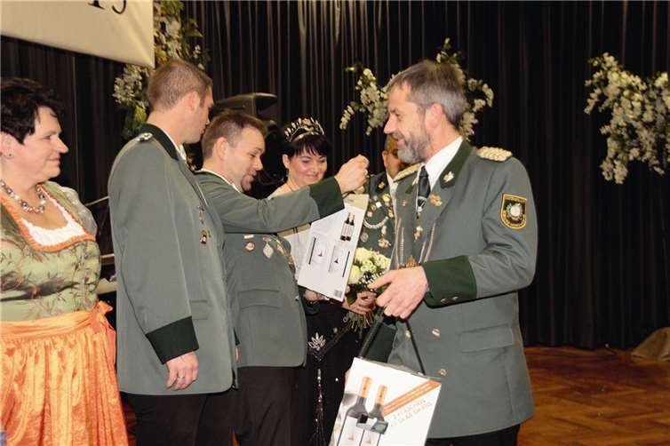 Schützenmajestäten gaben sich die Ehre beim Königsball 