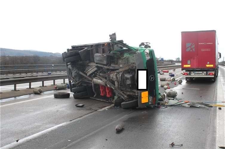 Lkw umgekippt: Gasflaschen über Fahrbahn geschleudert 