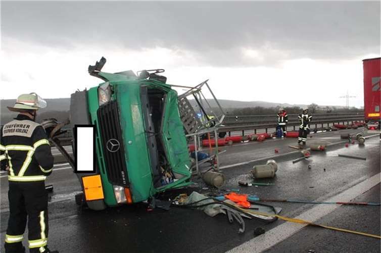Lkw umgekippt: Gasflaschen über Fahrbahn geschleudert 