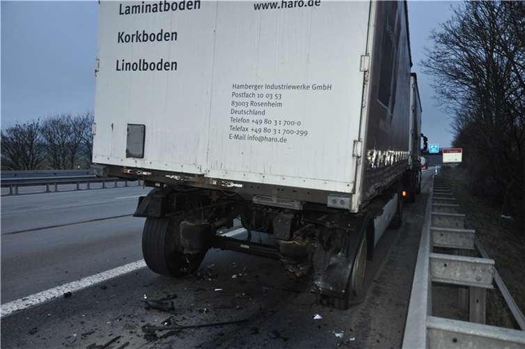 Auto kracht gegen überholenden Lkw 