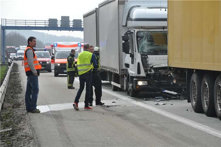 Vollsperrung der A61 nach Lkw-Unfall aufgehoben 