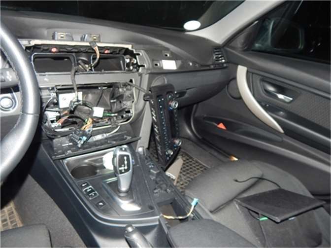 Diebe klauen Navis und Airbags aus hochwertigen Fahrzeugen 