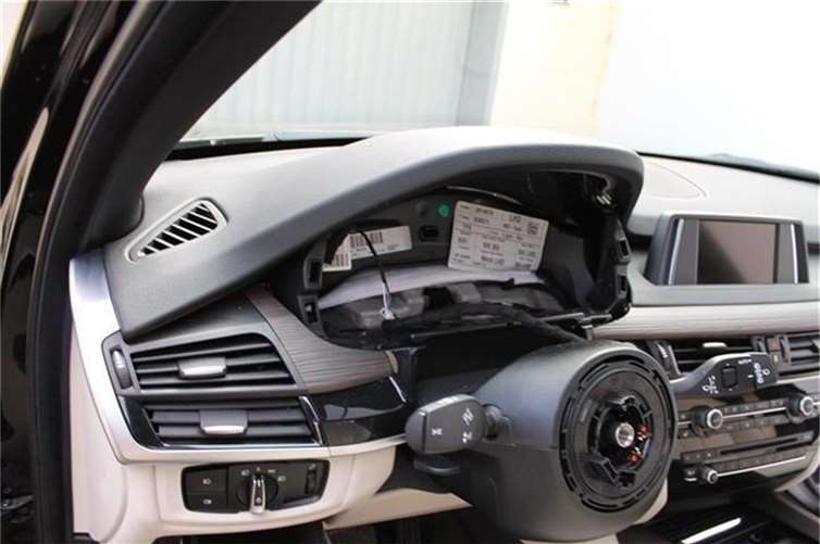 Diebe klauen Navis und Airbags aus hochwertigen Fahrzeugen 