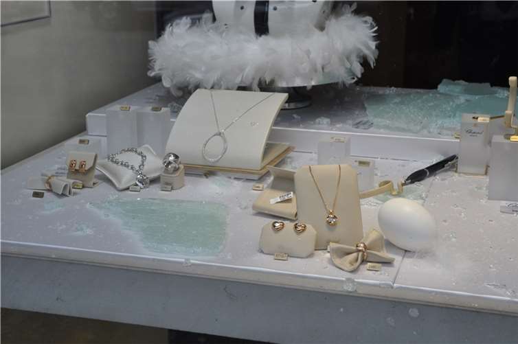 Polizei fahndet nach Räubern: Hochwertige Uhren gestohlen 