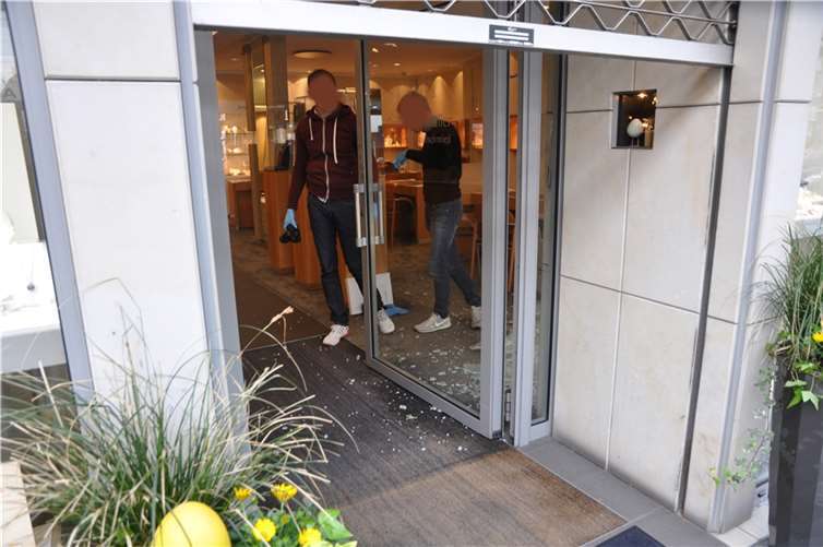 Polizei fahndet nach Räubern: Hochwertige Uhren gestohlen 