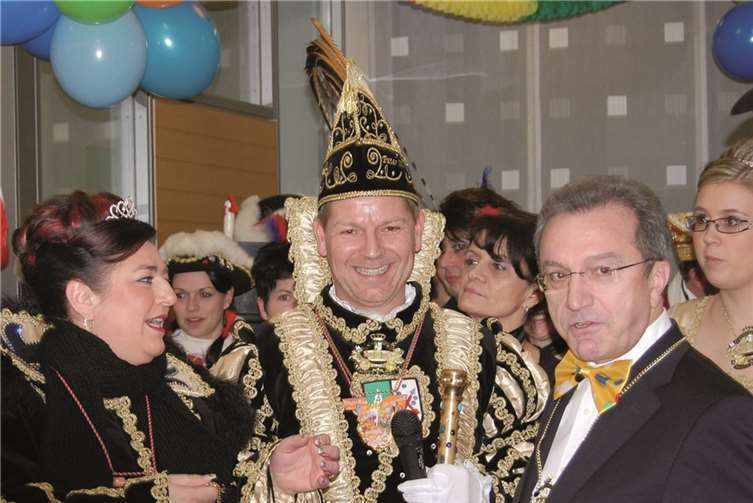 Fröhliches fest in der Schalterhalle der Volksbank RheinAhrEifel