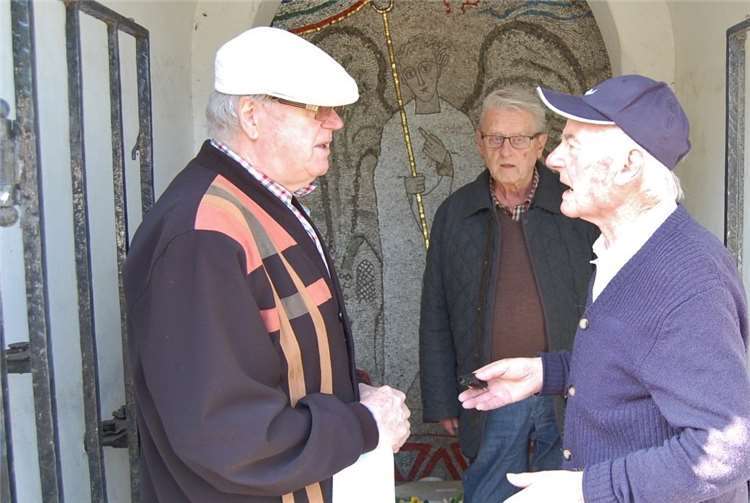 Neuer Anstrich und neue Statue für das Andachtshäuschen 