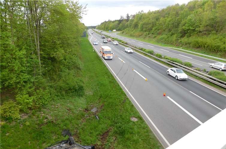 Aggressiver Überholer flüchtet nach Unfall 