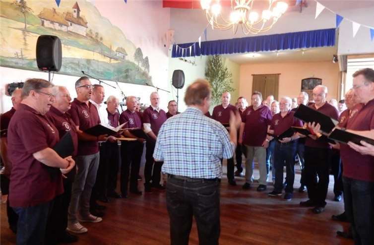 Erster öffentlicher Auftritt mit neuem Chorleiter 