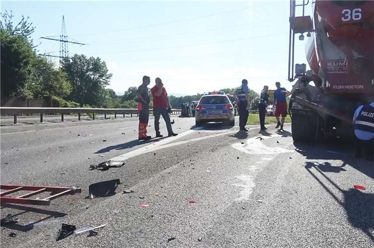 Auto kollidiert mit Betonmischer 