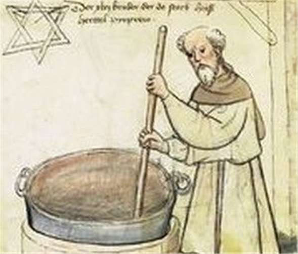 Um 9 Uhr wird das Holz unter dem Kessel entzündet 