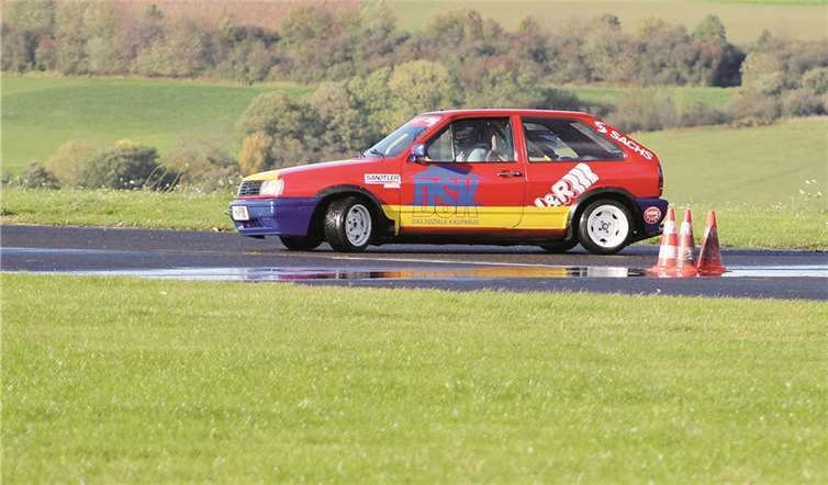 Stark auf nasser Piste