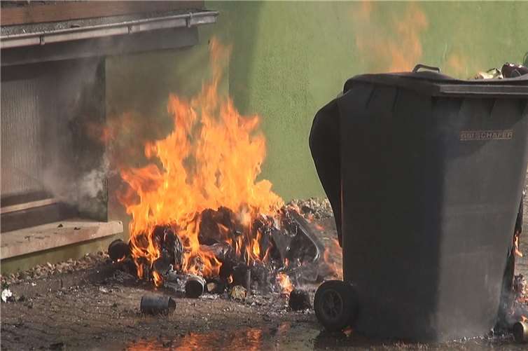 Flüchtlingsunterkunft in Flammen 