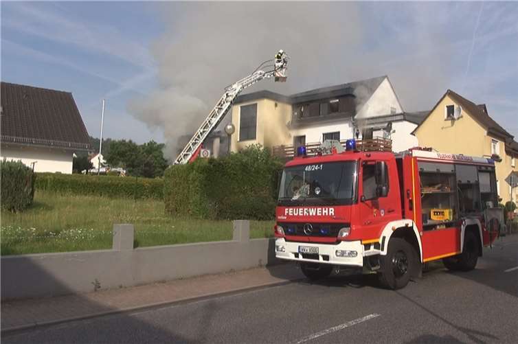 Flüchtlingsunterkunft in Flammen 