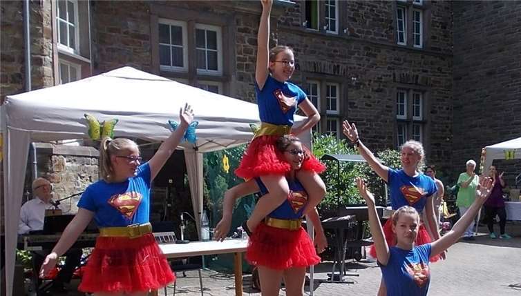 Jung und Alt gehen getrennte Wege 