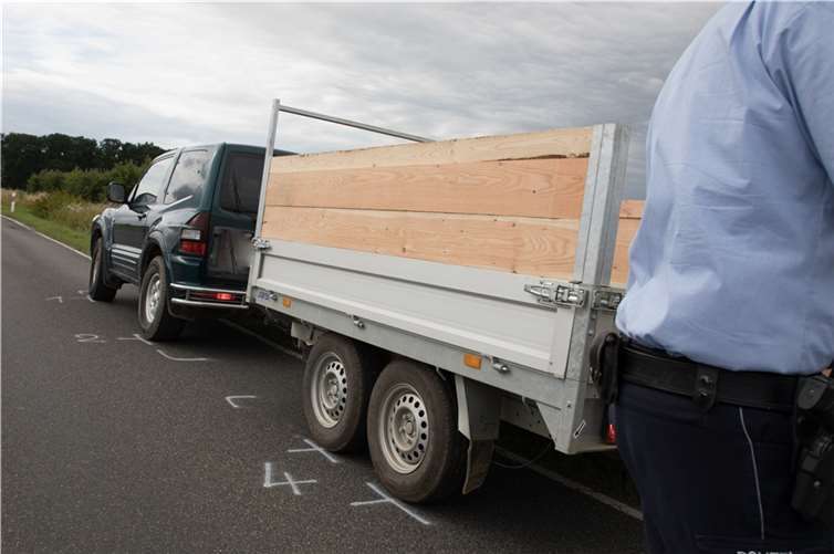 Motorrad prallte in Pkw-Anhängergespann 