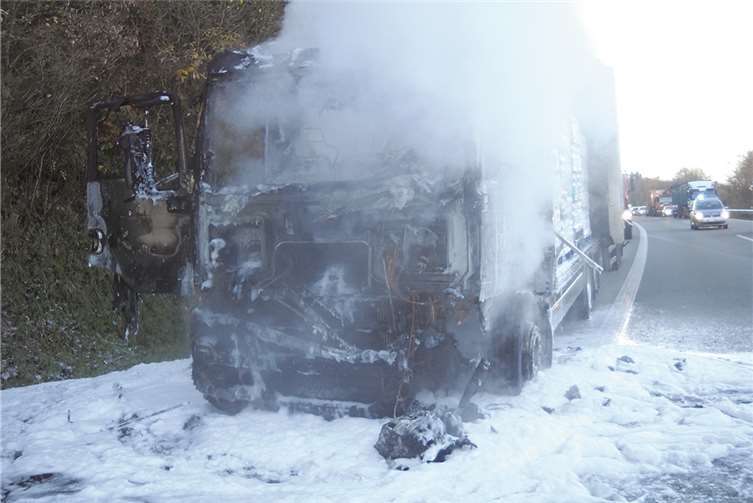 Erst ein Knall, dann brannte der LKW 