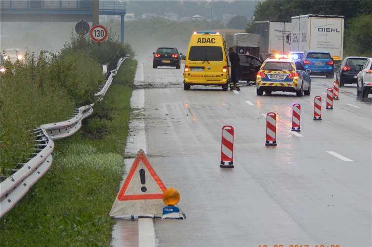 In Schutzplanke gekracht und quer über die Fahrbahn geschleudert 