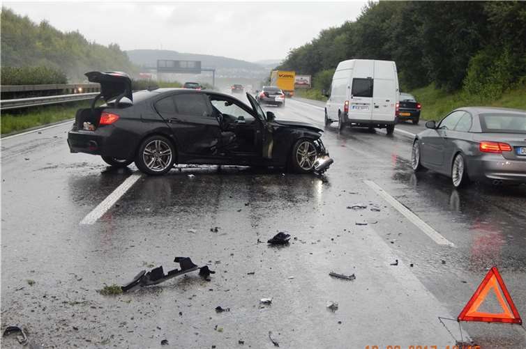 In Schutzplanke gekracht und quer über die Fahrbahn geschleudert 
