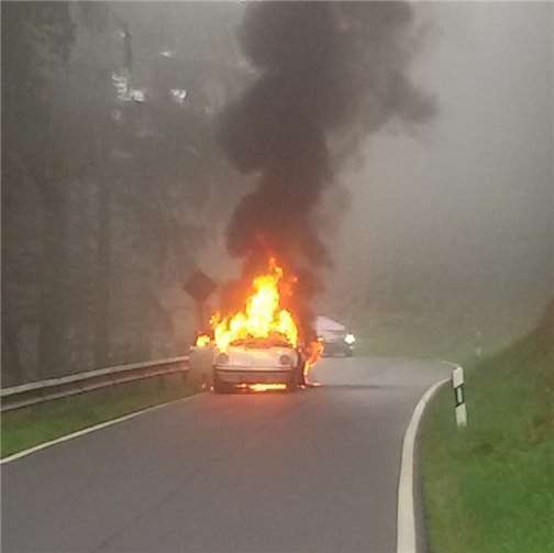 Porsche geht in Flammen auf 